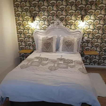 La Petite Maison Dans La Prairie Bed and Breakfast